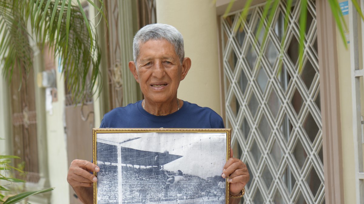 El Ñato atesora sus recuerdos en fotografías enmarcadas con sus mejores momentos dentro del campo de juego.