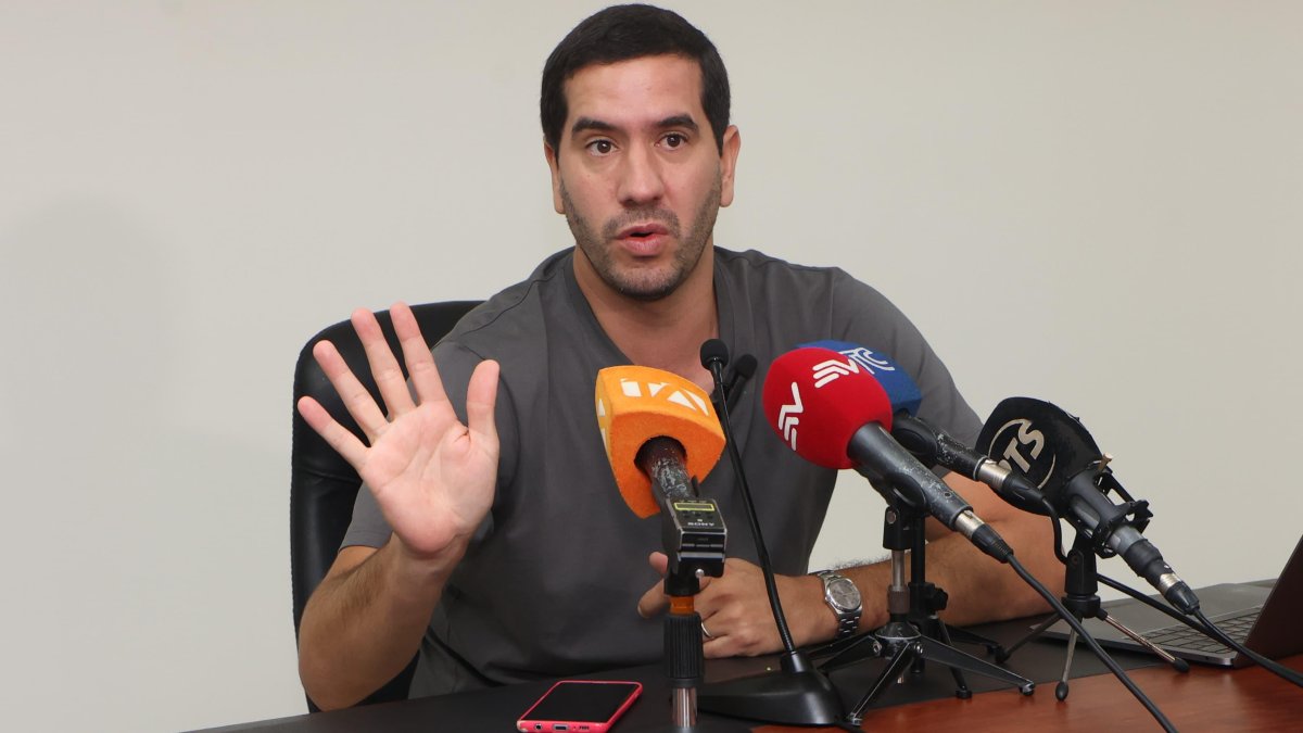 El ministro (e) Roberto Luque, en rueda de prensa.