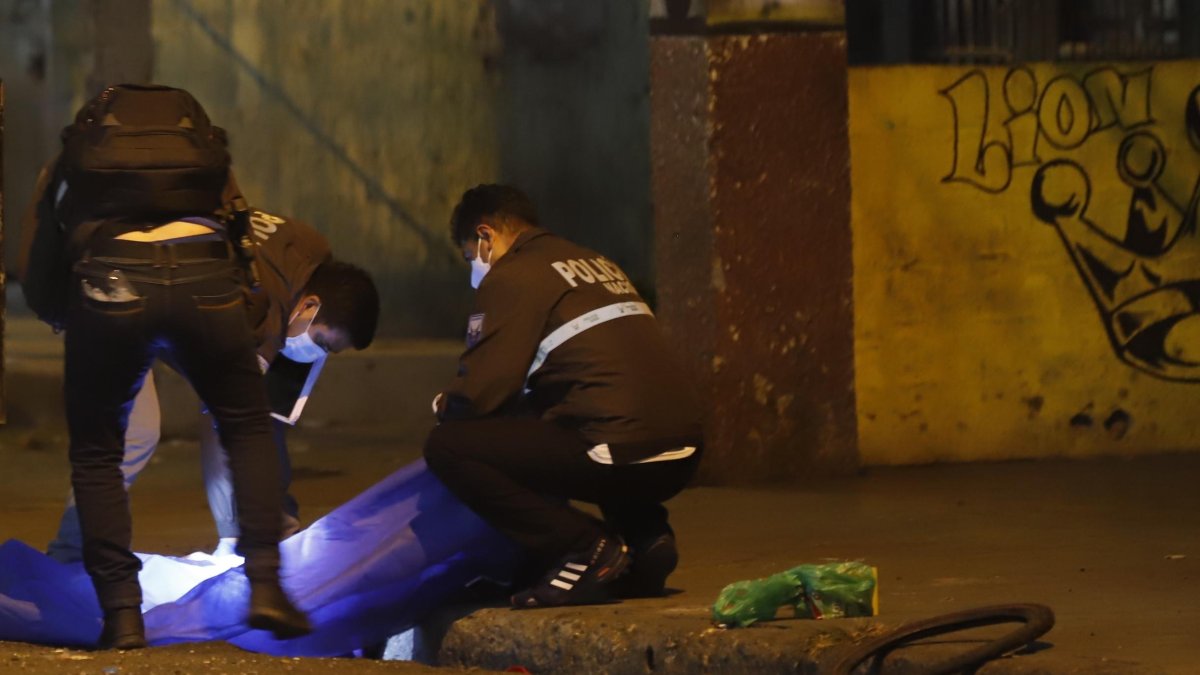 Agentes policiales llegaron a la zona a retirar el cuerpo.