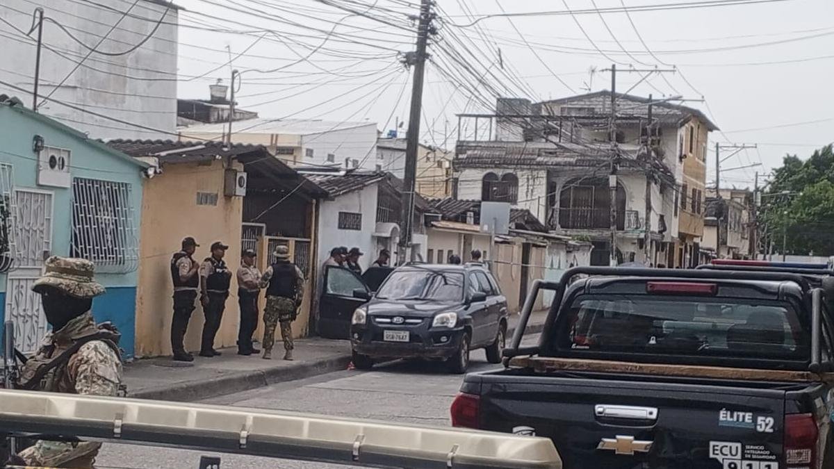 Policías y personal de las Fuerzas Armadas acudieron al sitio donde fue el asesinato.