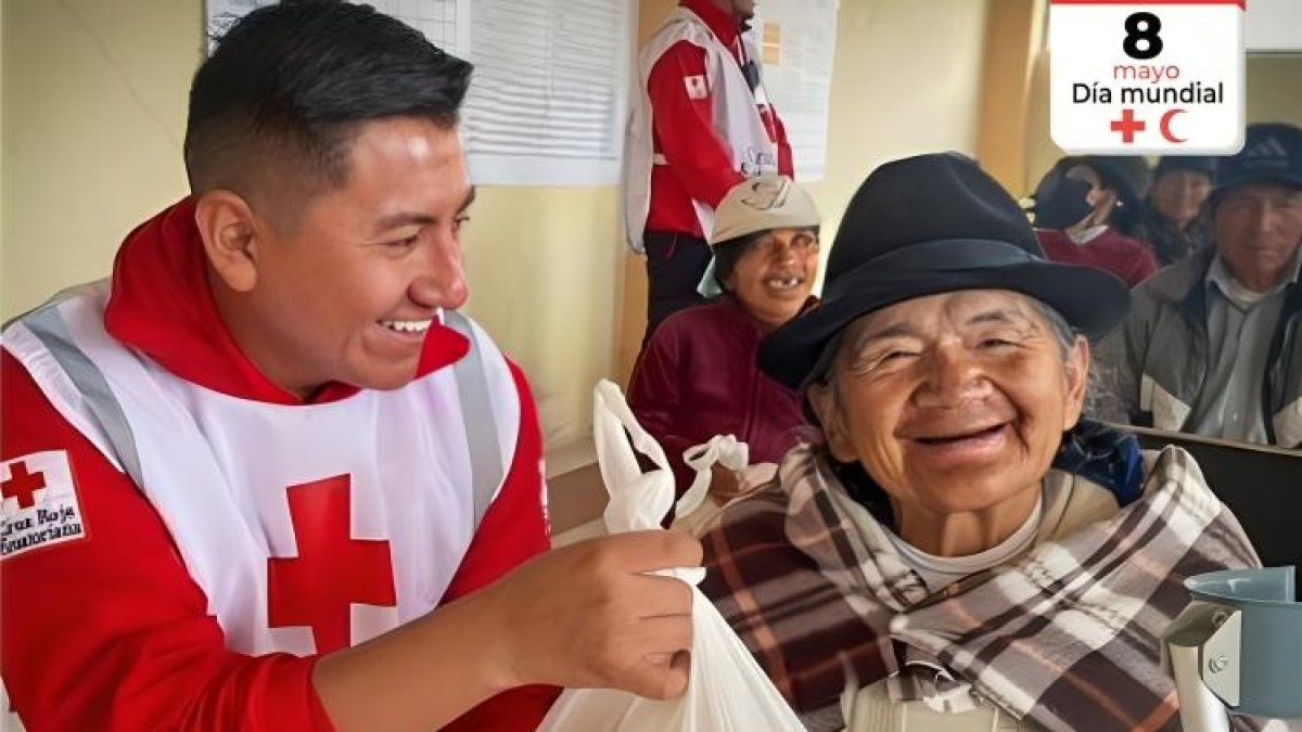 Un funcionario de la Cruz Roja Ecuatoriana entregando kit de alimentos