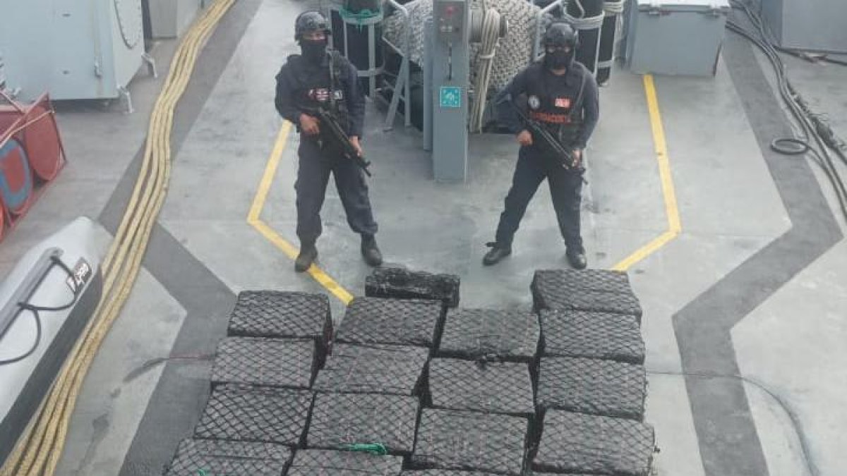 Los militares se encontraron con el cargamento flotando en el mar. No se registró detenciones.