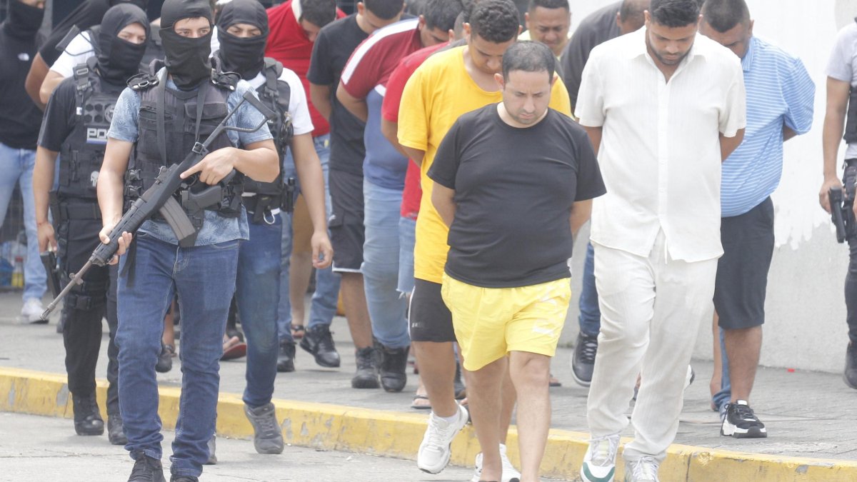 En total, 33 personas fueron procesadas por tráfico ilícito de armas, entre ellas Moreira (primero, de camiseta negra y pantaloneta amarilla).