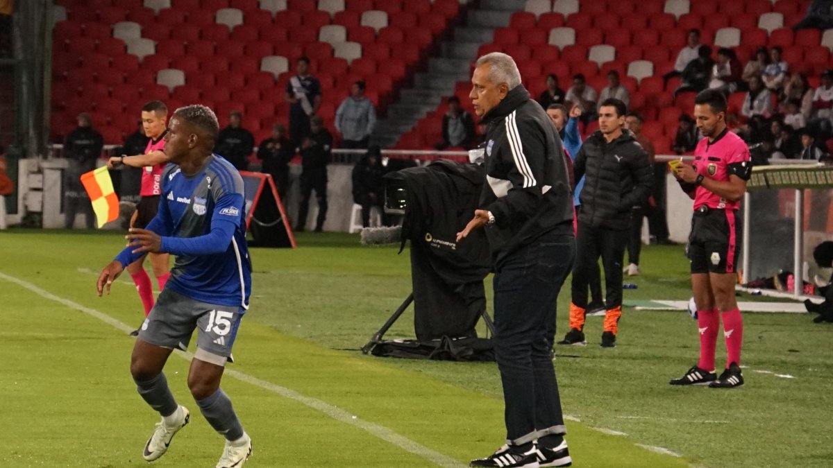 Hernán Torres gesticula en uno de los banquillos técnicos del estadio Rodrigo Paz Delgado durante el Liga vs. Emelec.