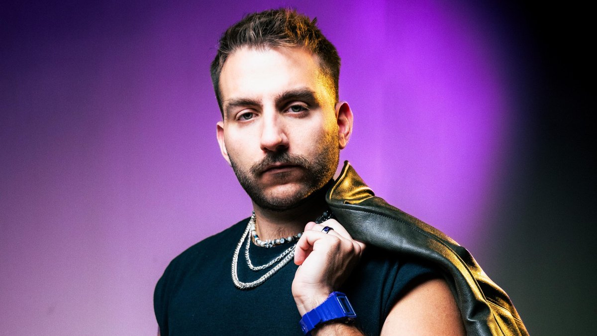 El cantante Tres Dedos dice que está aprendiendo cosas nuevas de la industria musical.