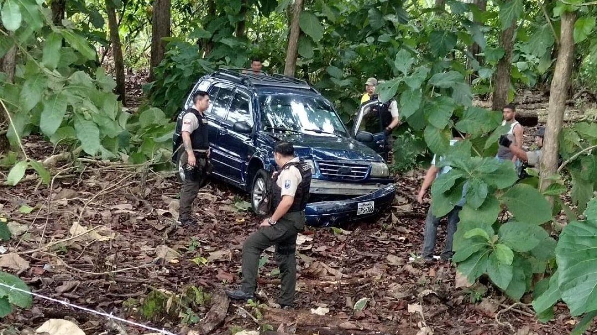 El médico herido se salió de la carretera y terminó en medio de unos árboles.
