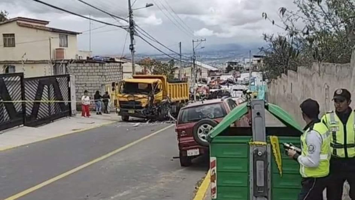 La colisión dejó un muerto y ocho carros siniestrados en el sur de Ambato.