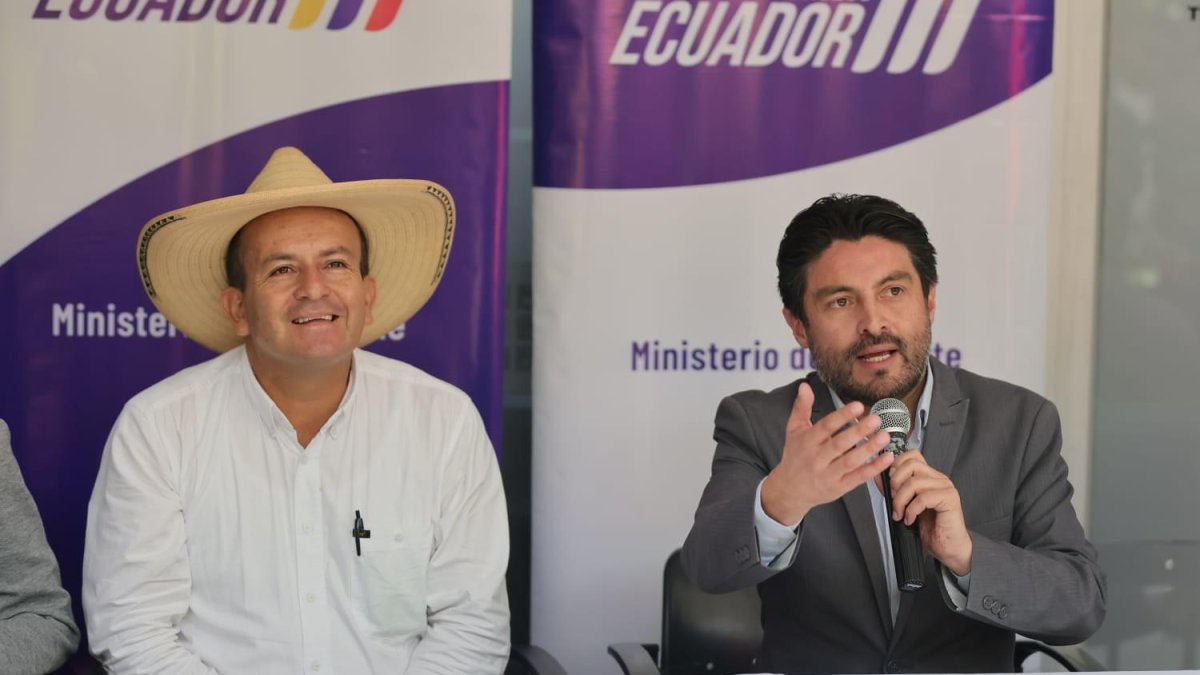 El viceministro Sáenz (d) respondió a la queja de la surfista en EXTRA.