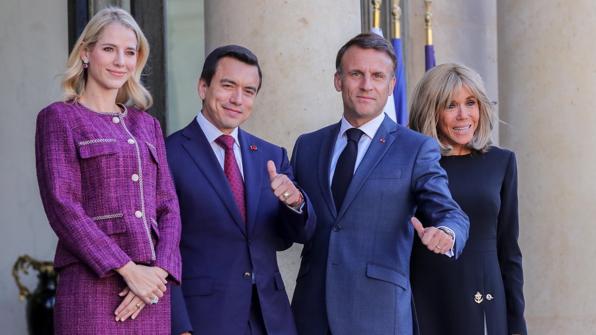 El presidente Daniel Noboa acompañado de la primera dama y del presidente Manuel Macron junto a su esposa, Brigitte Macron
