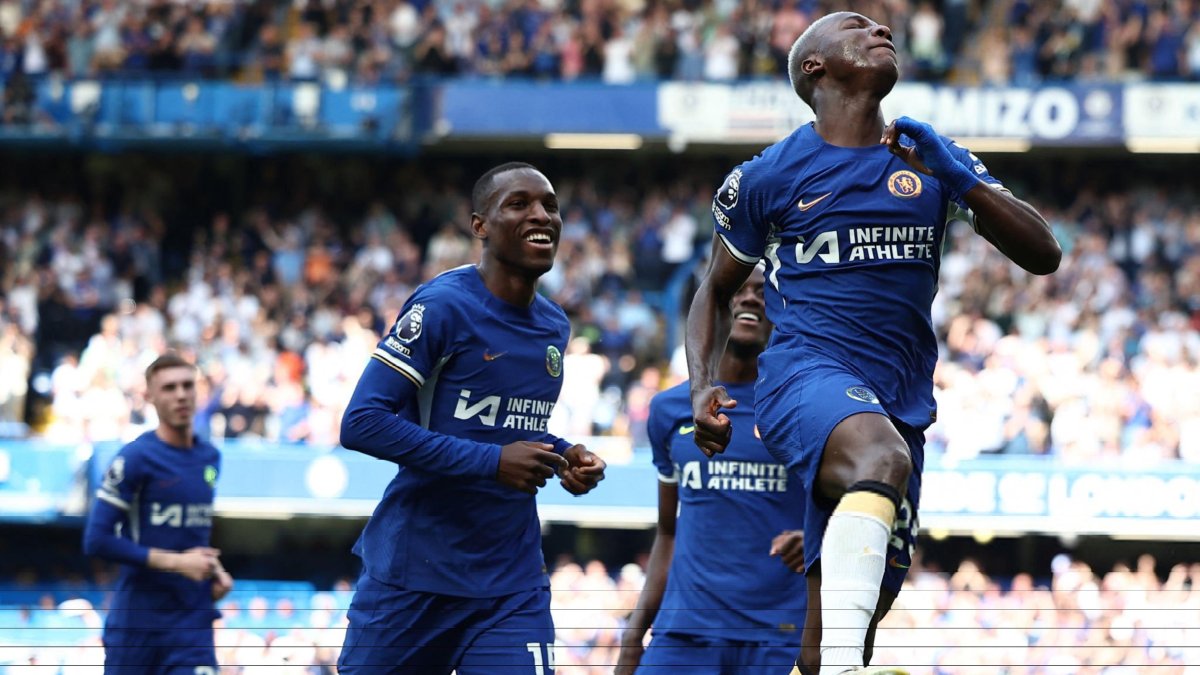 Caicedo festeja con sus compañeros su primer gol con Chelsea de la temporada.