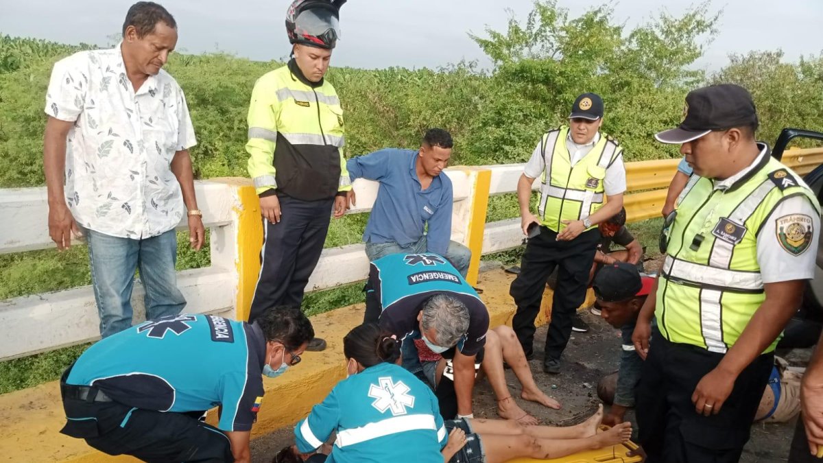 Las víctimas fueron auxiliadas por personal de la Comisión de Tránsito del Ecuador (CTE).