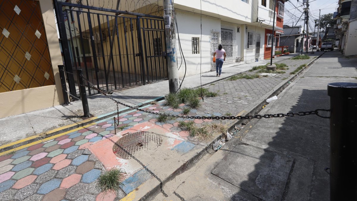 En la zona en donde ocurrió el asesinato echaron arena para que seque el rastro de sangre dejado por el cadáver.