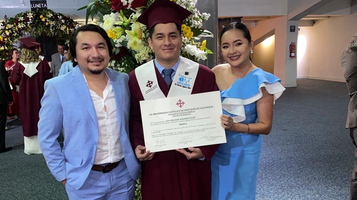 Acompañado  de sus hermanos durante su graduación de médico.