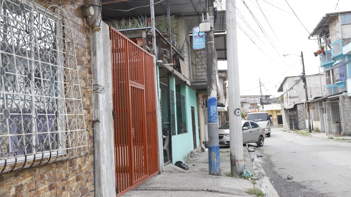 El cadáver de Fausto quedó tendido fuera de una casa aledaña a dos postes. Sus familiares se acercaron al lugar para poder reconocerlo.