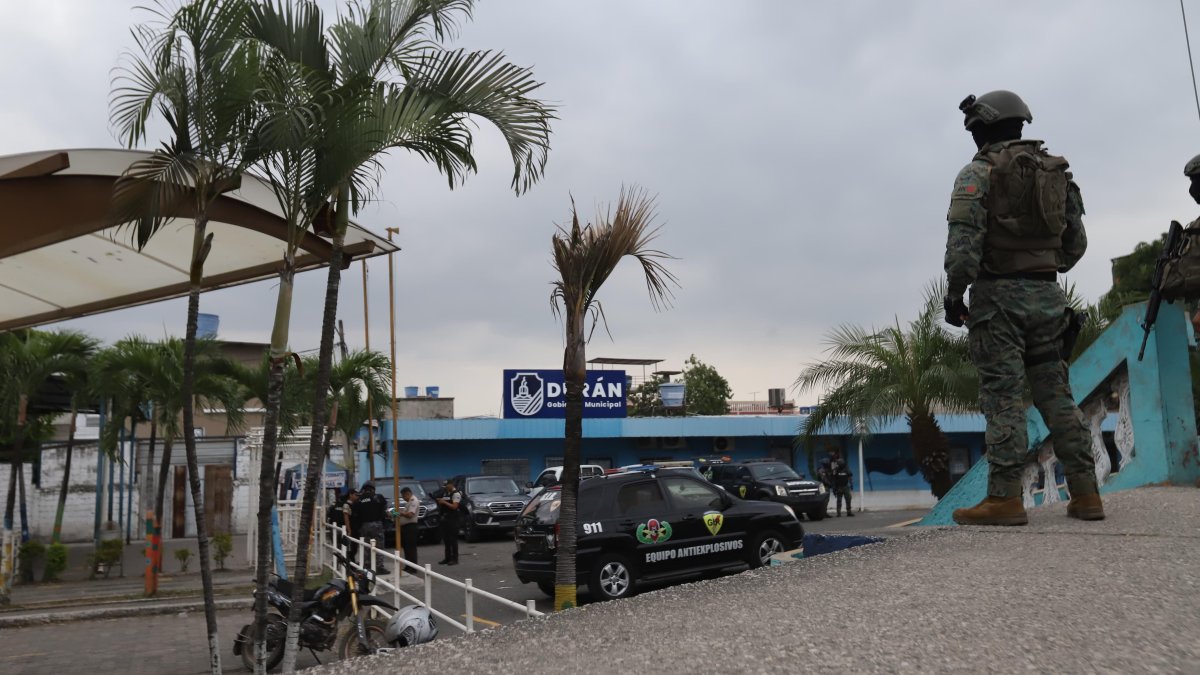 Militares en las inmediaciones del Municipio de Durán por atentados.