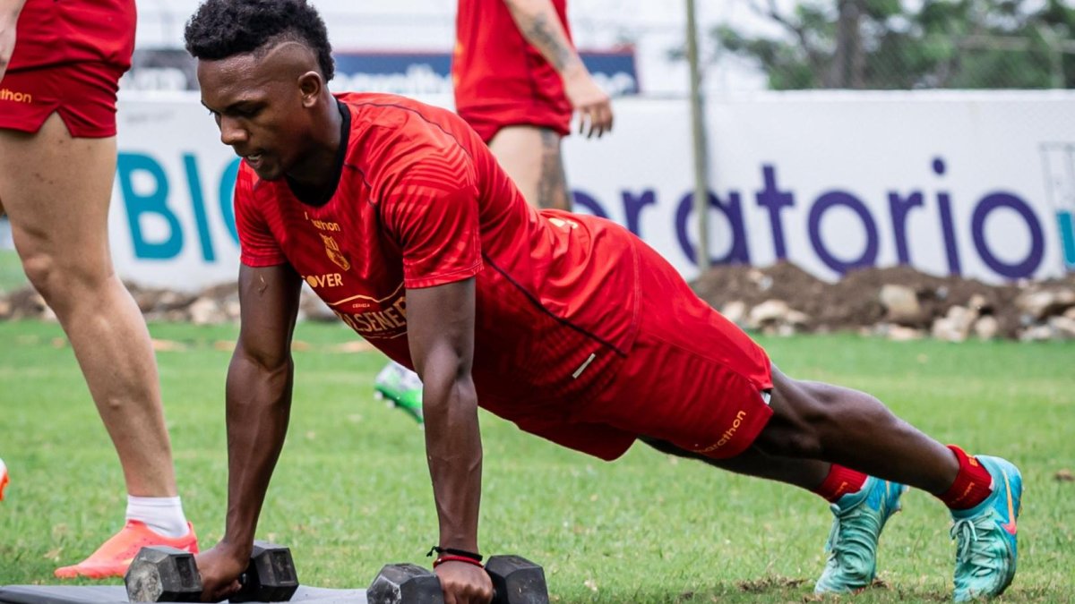 Los jugadores suplentes entrenaron bajo la supervisión del técnico Ariel Holan.