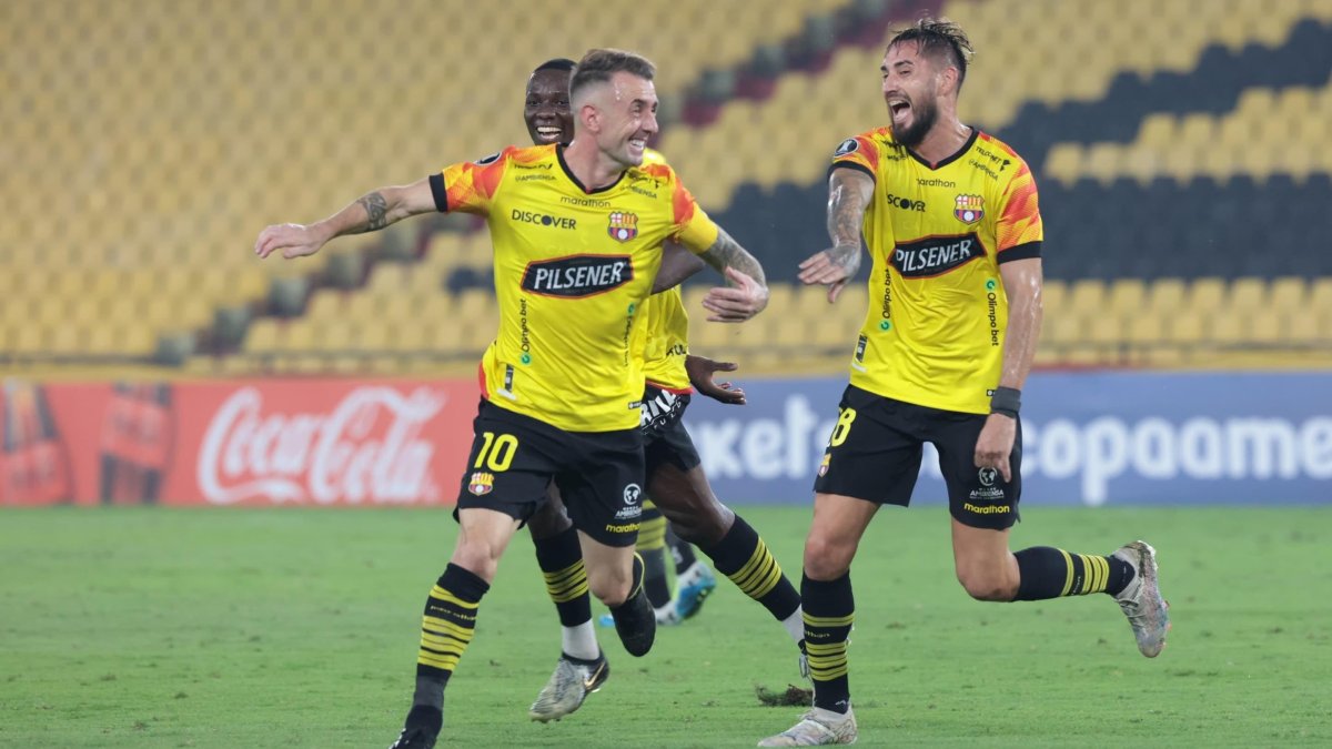 Damián Díaz y Francisco Fydriszwesky hicieron los goles ante Cobresal.