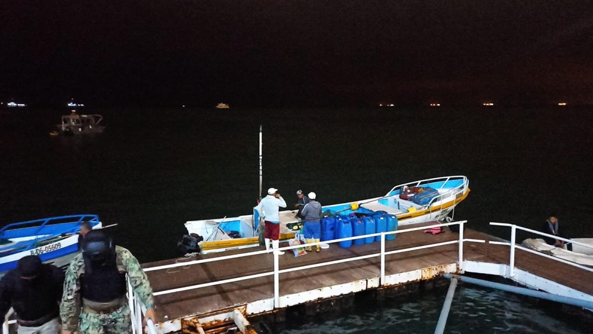 Las embarcaciones fueron trasladadas al muelle de la Capitanía de puerto de Salinas.