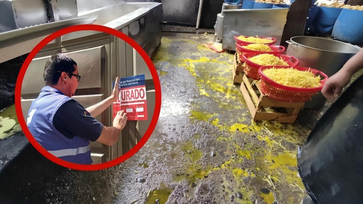 Funcionario de Arcsa colocando el adhesivo de clausura en el establecimiento