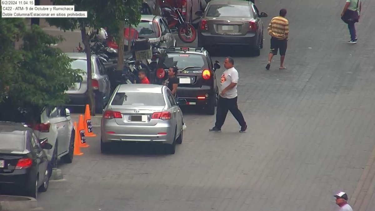 Referencial. Parquearse en doble columna es una de las seis infracciones que captan las cámaras de tránsito