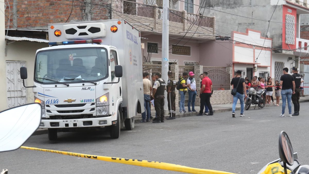Agentes policiales acudieron al sitio para retirar los cuerpos.