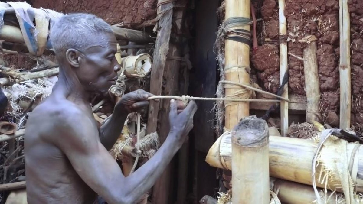 El hombre vive en una pequeño espacio para no ver a ninguna mujer