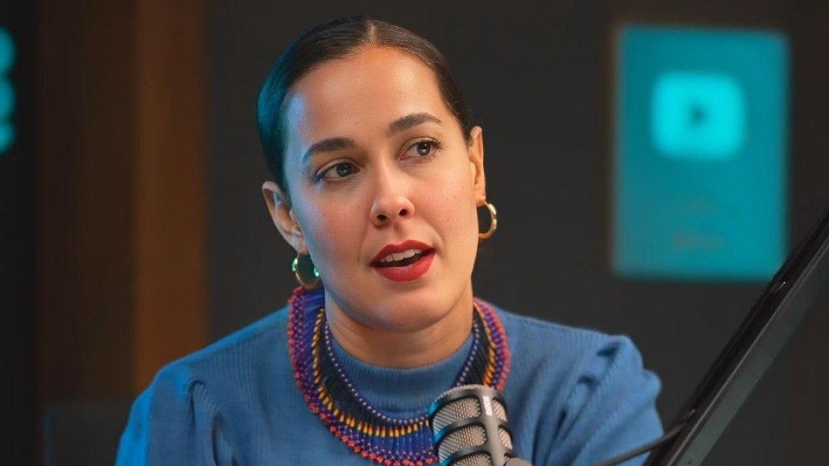 Alondra Santiago causó polémica por realizar una parodia del Himno Nacional.