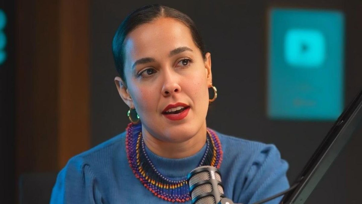 Alondra Santiago causó polémica por realizar una parodia del Himno Nacional.