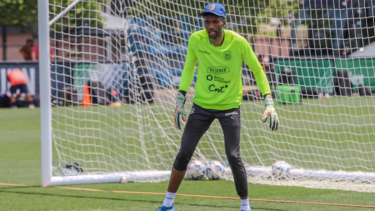 Alexander Domínguez entrenado con gorra, cumplió los 37 años.