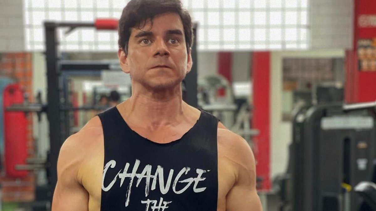 Isaac Delgado publicó unas fotos en su rutina de gimnasio.