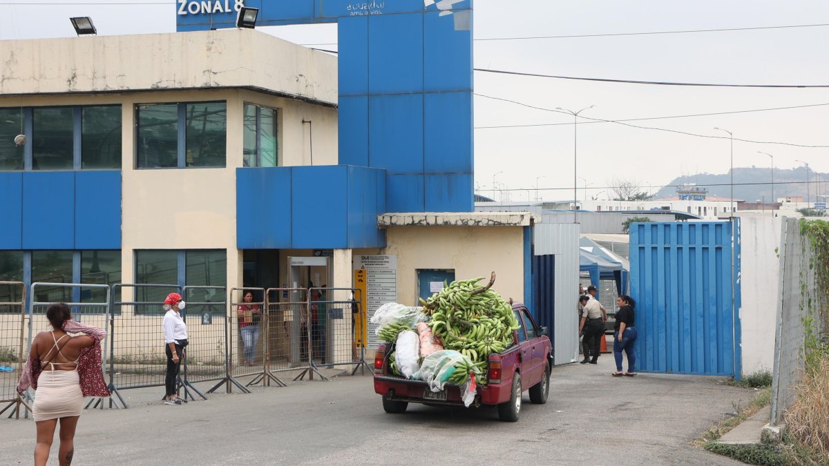 Una camioneta con donaciones de víveres llegó ayer a la Cárcel Regional.