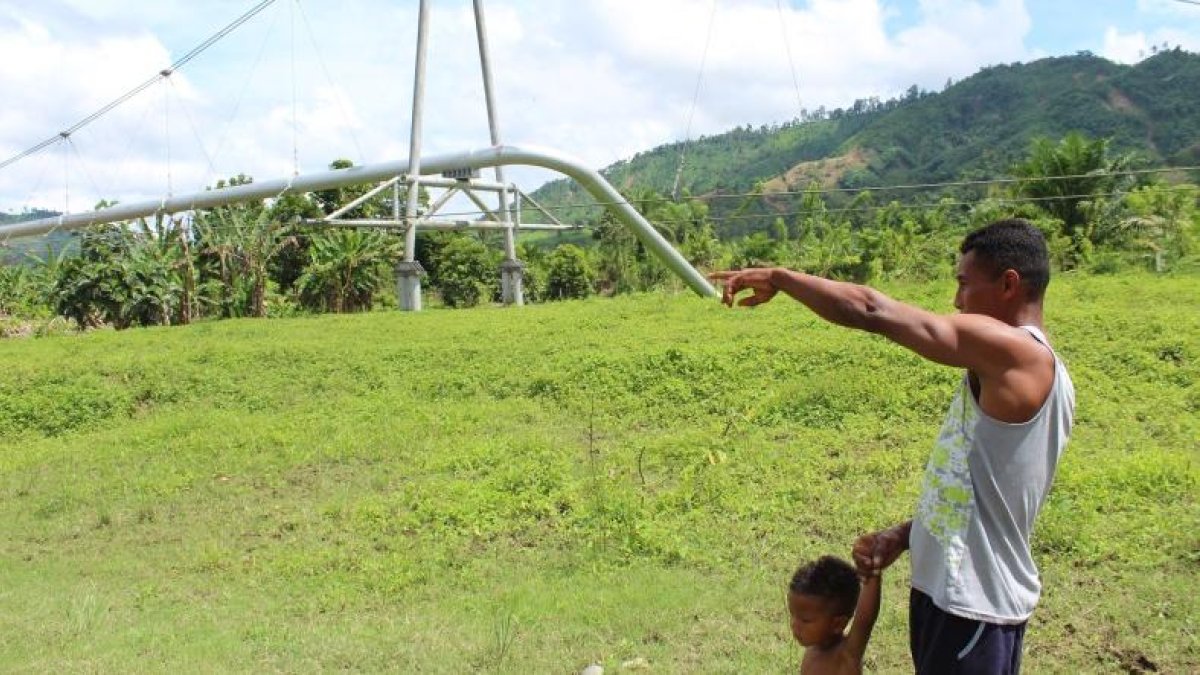Los lugareños buscan indicios del extraño ser en sus plantaciones.