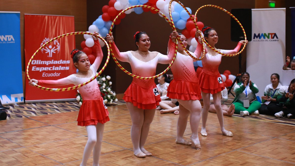 La deportistas de gimnasia rítmica mostraron precisión y dedicación en sus rutinas.