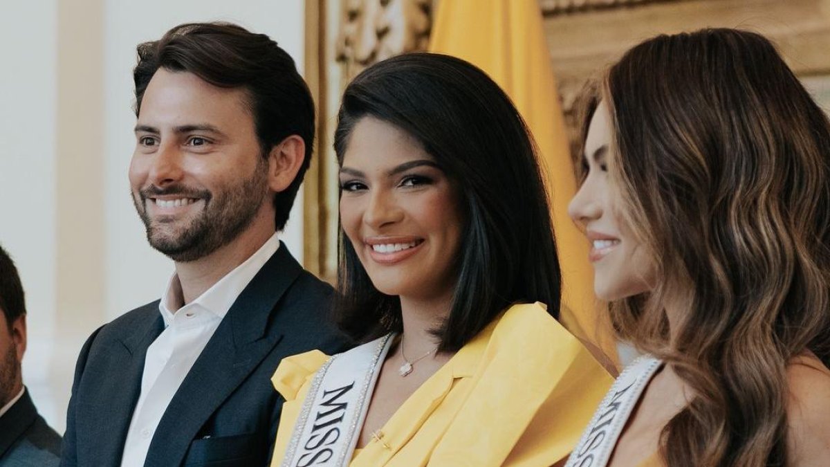 El ministro de turismo Niels Olsen durante el homenaje a la Miss Universo en Guayaquil- Ecuador.