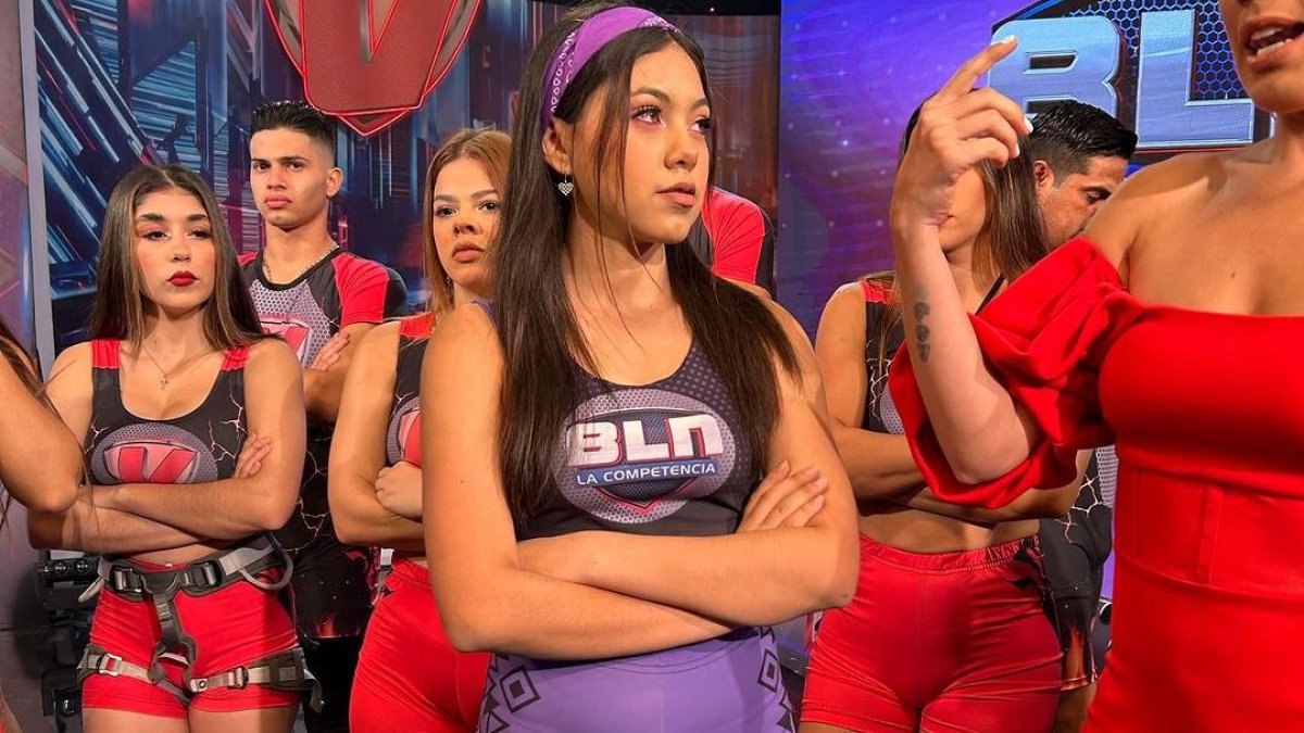 Participante Nathaly Alcívar enfrentando al jurado.