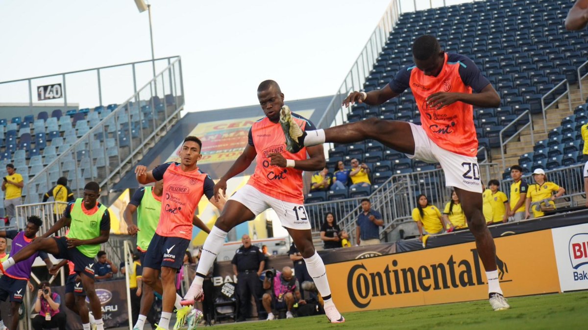 El capitán Enner Valencia (c), goleador histórico de la selección ecuatoriana, hace labores de calentamientos.