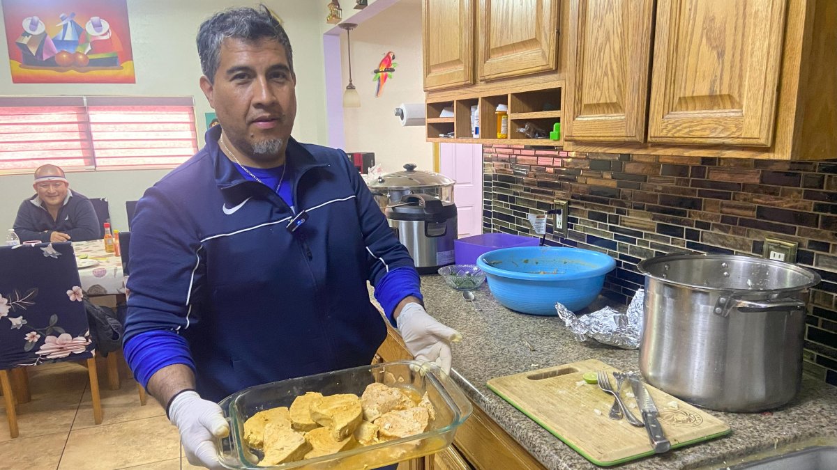 Franklin Curicho vende el ‘levanta muerto’ en la ‘ciudad del pecado’. Los extranjeros se enamoran de este plato típico ecuatoriano.