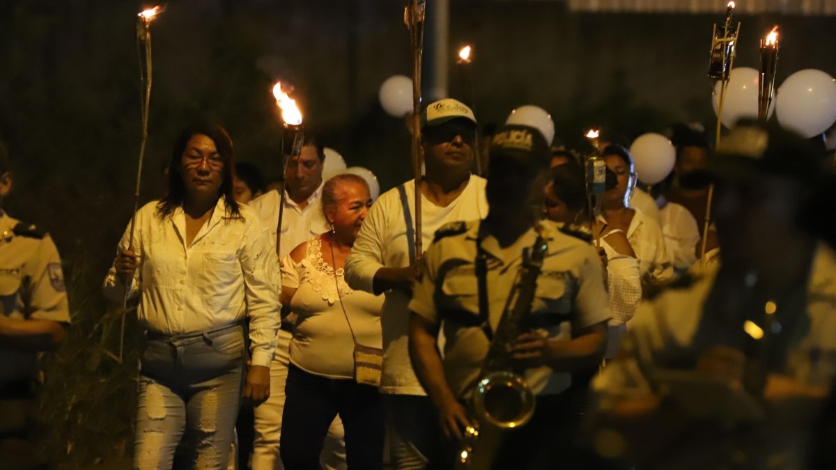 Cientos de residentes de Chongón salieron con sus antorchas para marchar contra la inseguridad.