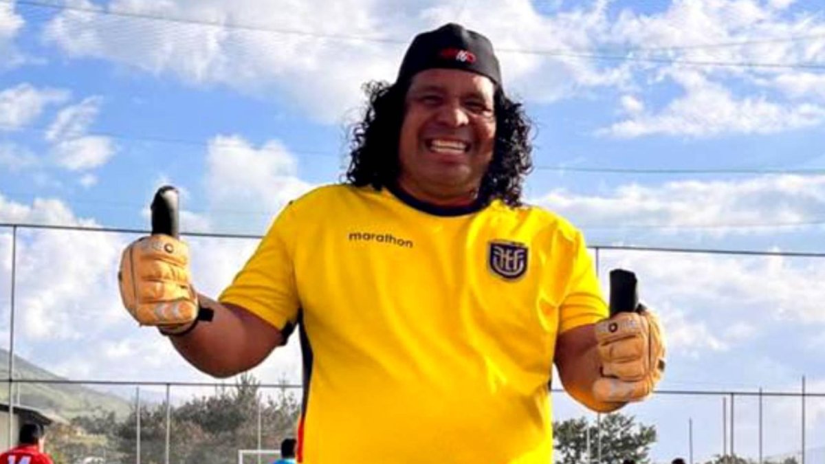 Jacinto Espinoza participa en juegos amistosos junto a exintegrantes de la Tricolor.