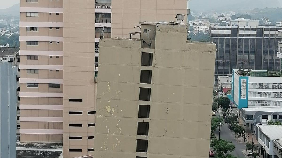 Evalúan la demolición del edificio fantasía ubicado en el centro de Guayaquil.