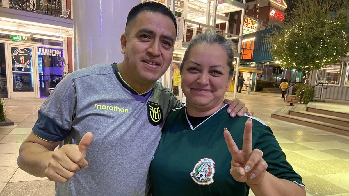Los Guamán, David de Ecuador y Paola de México, viven la otra cara de la Copa América. desempolvaron las camisetas de sus selecciones.
