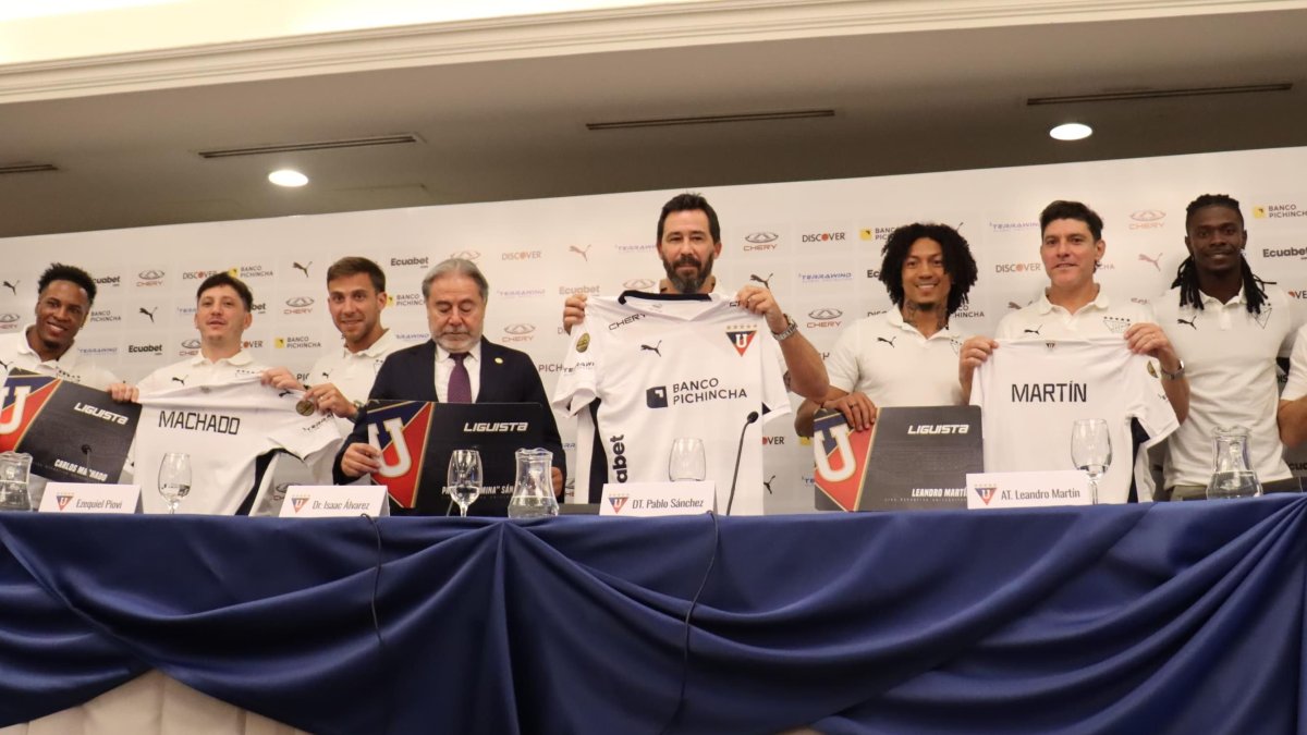 Sánchez (c), rodeado por el presidente de Liga, Isaac Álvarez, y parte de la plantilla de jugadores y cuerpo técnico.