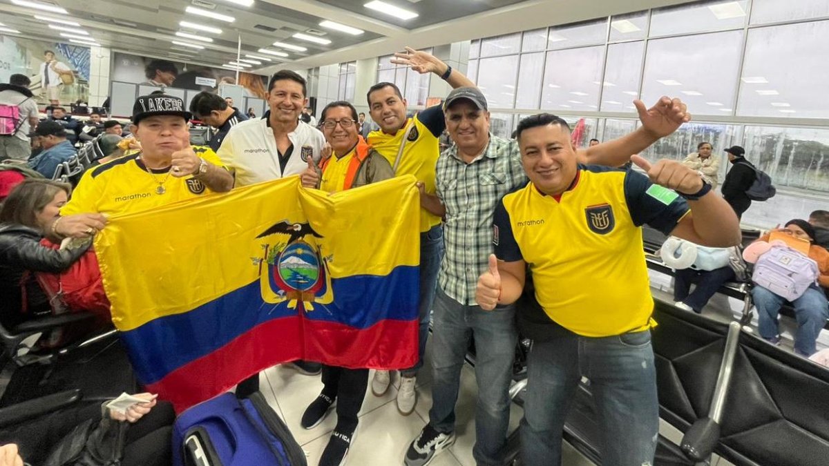 Un grupo de hinchas manabitas se encontraron en el aeropuerto de El Salvador y aprovecharon para fotografiarse y hablar de fútbol, antes del partido de la Tri.