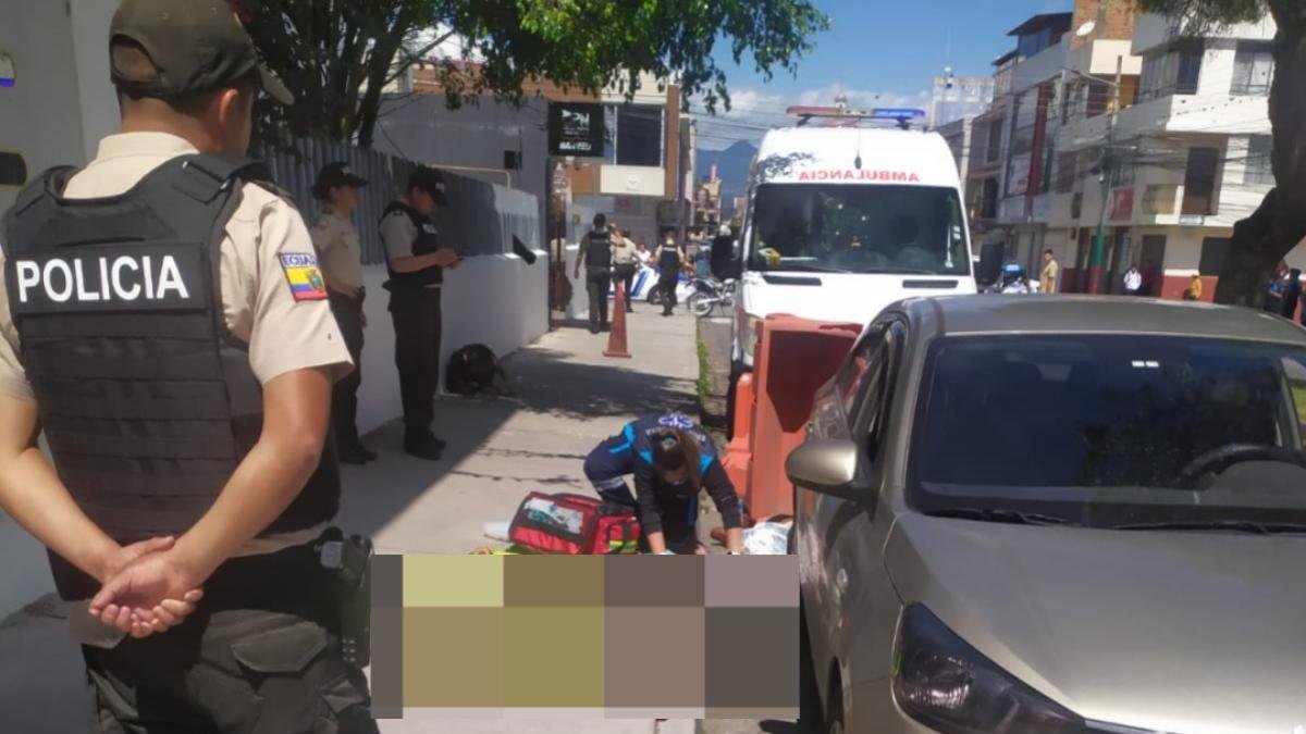 Paramédicos fueron al lugar para dar asistencia a los servidores policiales. Ella perdió la vida y él fue llevado a un centro médico.