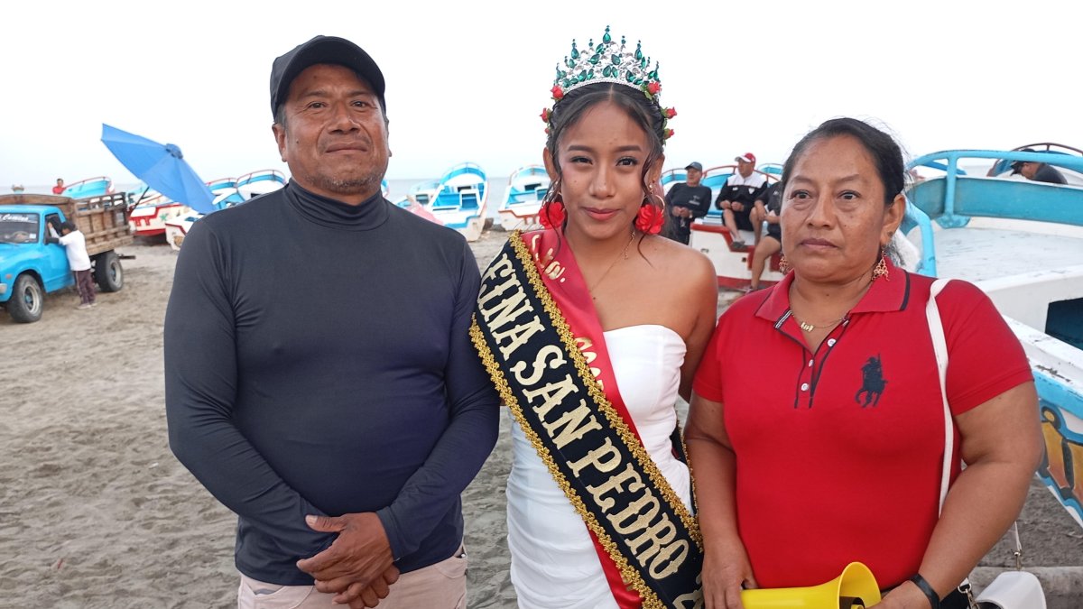 Cindy Yagual junto a sus padres, familia de pescadores.