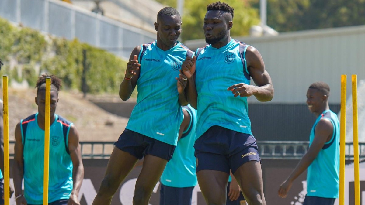 Los jugadores de la selección ecuatoriana volvieron a los entrenamientos tras la derrota con Venezuela. Solo trabajaron los que no fueron titulares y algunos que tuvieron pocos minutos en el cotejo.