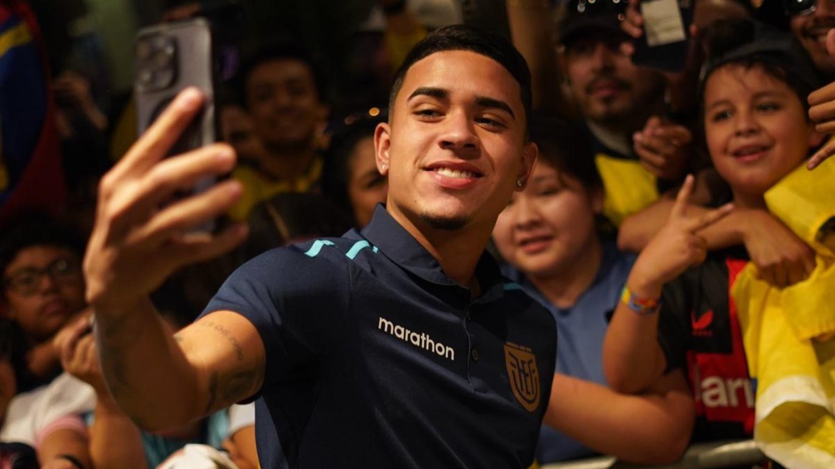 Kendry Páez y una selfie con los hinchas de Ecuador en la Copa América.