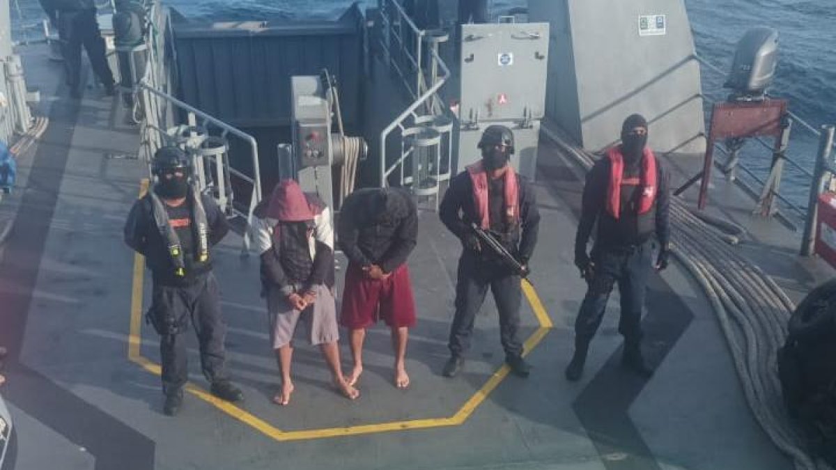 En la embarcación se encontraban dos ocupantes, quienes fueron retenidos.