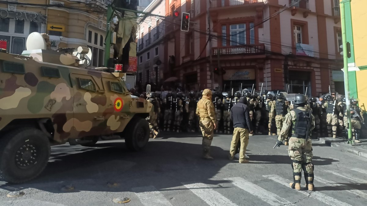 Militares hacen presencia con tanques frente a la sede del Gobierno de Bolivia, este miércoles en La Paz (Bolivia).