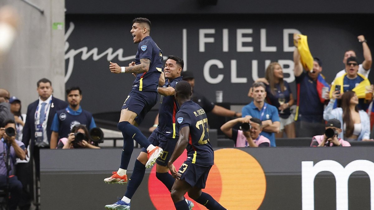 Kendry Páez y Piero Hincapié celebran un gol en el juego contra Jamaica.